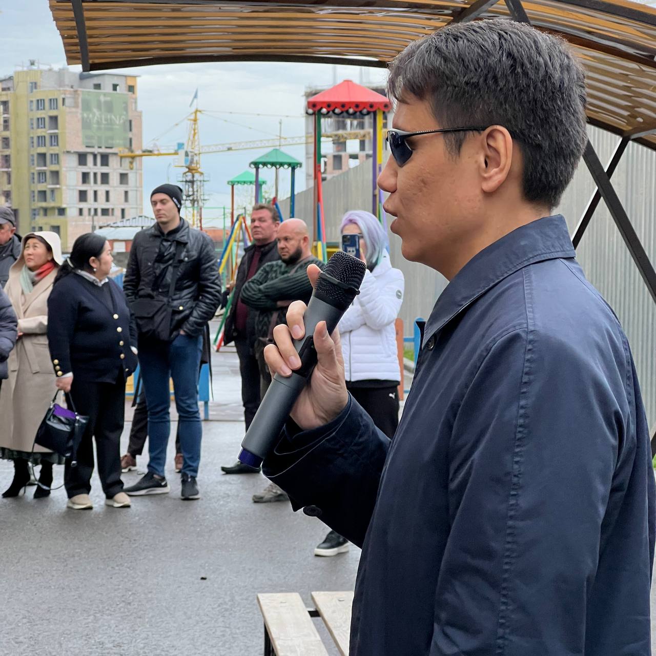 Дастан Бекешев выступает перед жителями